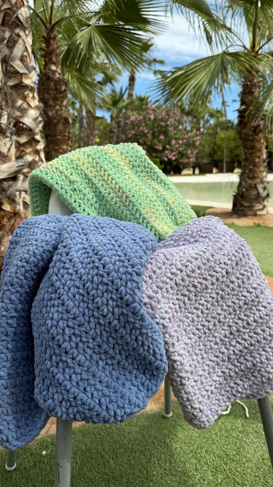 ✨ Couverture bébé en fil chenille – Fait main au crochet