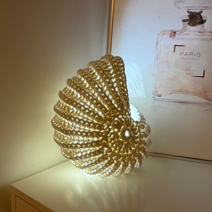 Veilleuse coquillage fait main au crochet – Cassiopée