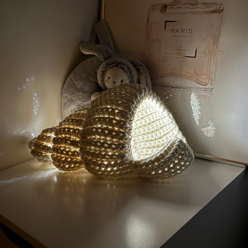Veilleuse coquillage fait main au crochet – Orion